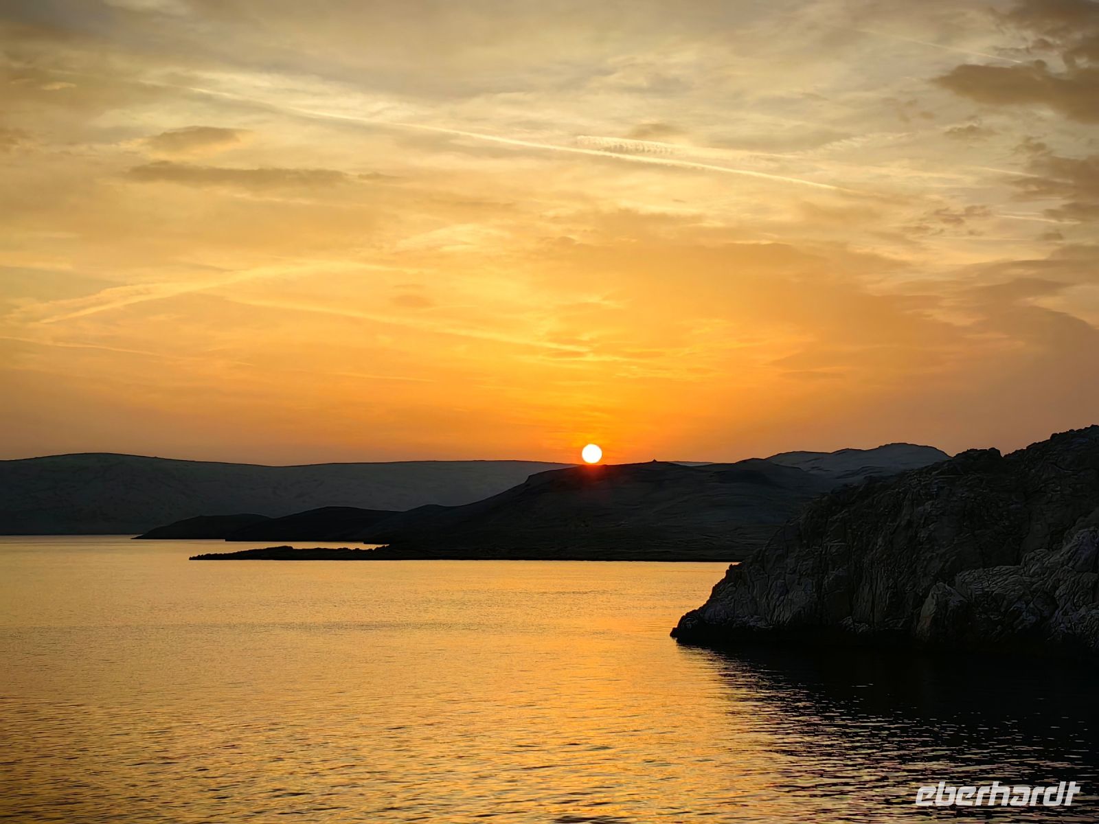 Die Sonne versinkt in der Adria bei Rab