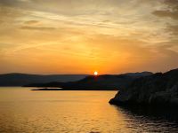 Die Sonne versinkt in der Adria bei Rab