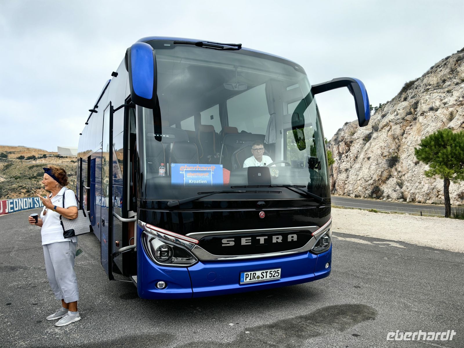 Busfahrer Andreas und Reiseleiterin Bobana auf Rab