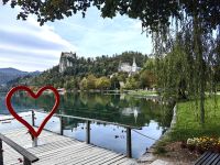 Bleder See mit Burg im Hintergrund