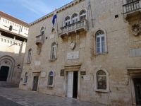 Trogir: Hauptplatz mit Rathaus und Loggia
