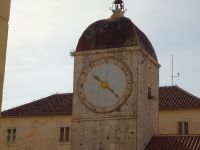 Trogir: Hauptplatz mit Uhrturm 