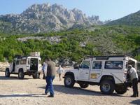 Jeeps auf Fahrt zur Felsformation