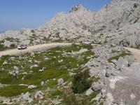 Jeeps auf Fahrt zur Felsformation