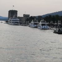 Unsere Yacht vor der Festung Kamerlengo