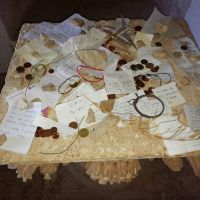 Wünsche und Opfergaben in einer kleinen Kapelle