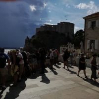 Die Stadtführung beginnt, ein Gewitter zieht auf