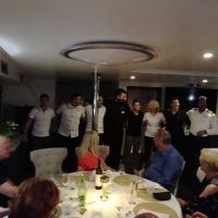 Der Kapitän und seine Crew bringen uns ein Ständchen