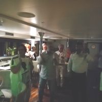 Der Kapitän  gibt den Tanzschritt vor