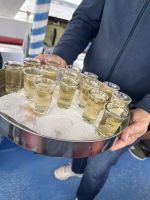 Begrüßungsschnaps auf dem Boot