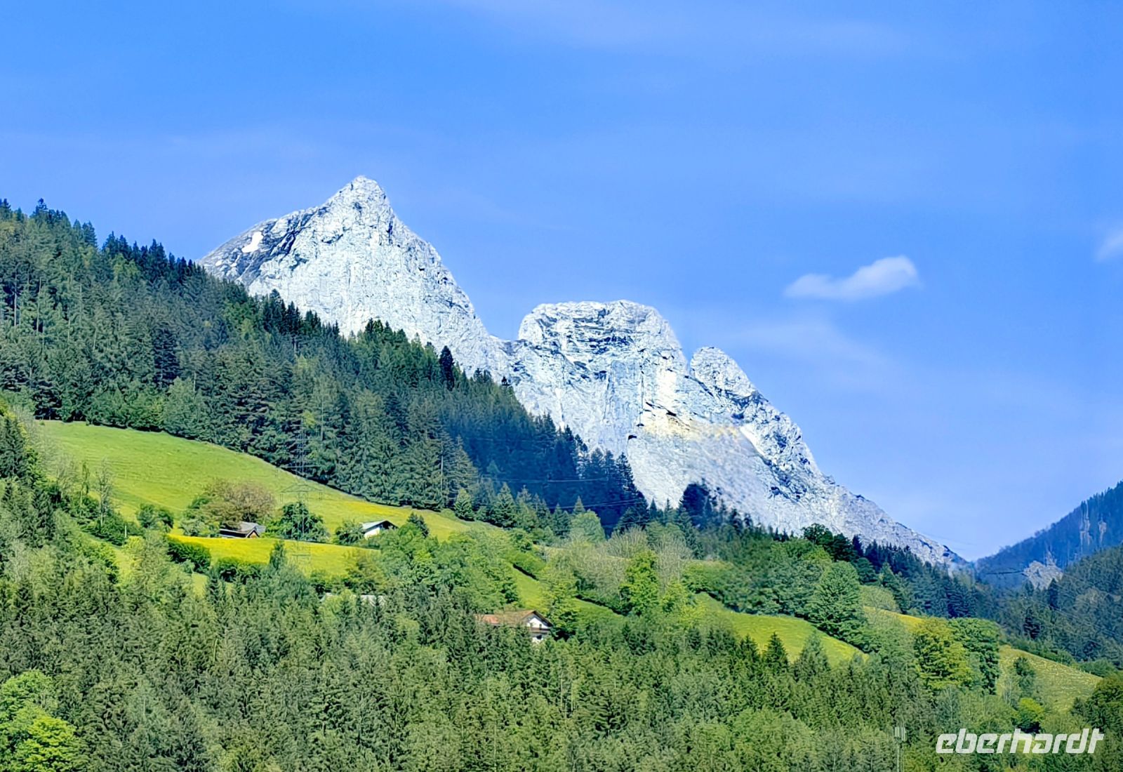 In den Bergen von Österreich liegt noch Schnee