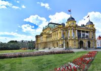 Man gibt sich Mühe mit schönen Bepflanzungen in Zagreb, hier am Nationaltheater