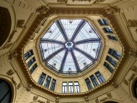 Herrliche Glaskuppel in einer Passage in Zagreb