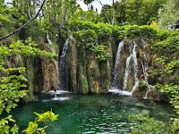 Unzählige Wasserfälle plätschern durch die Plitvicer Seen