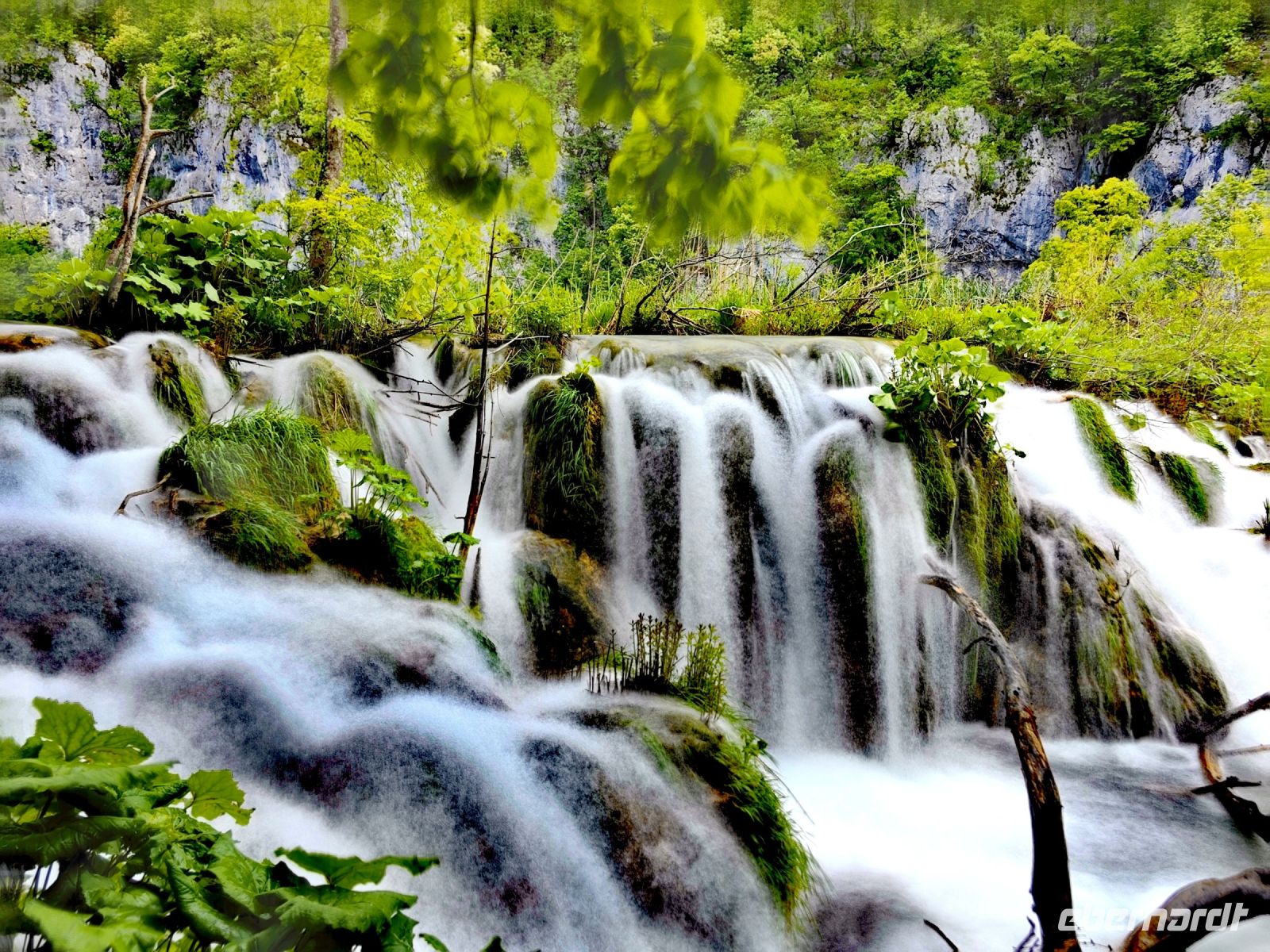 In unzähligen Kaskaden fließt das Wasser die Plitvicer Seen hinunter