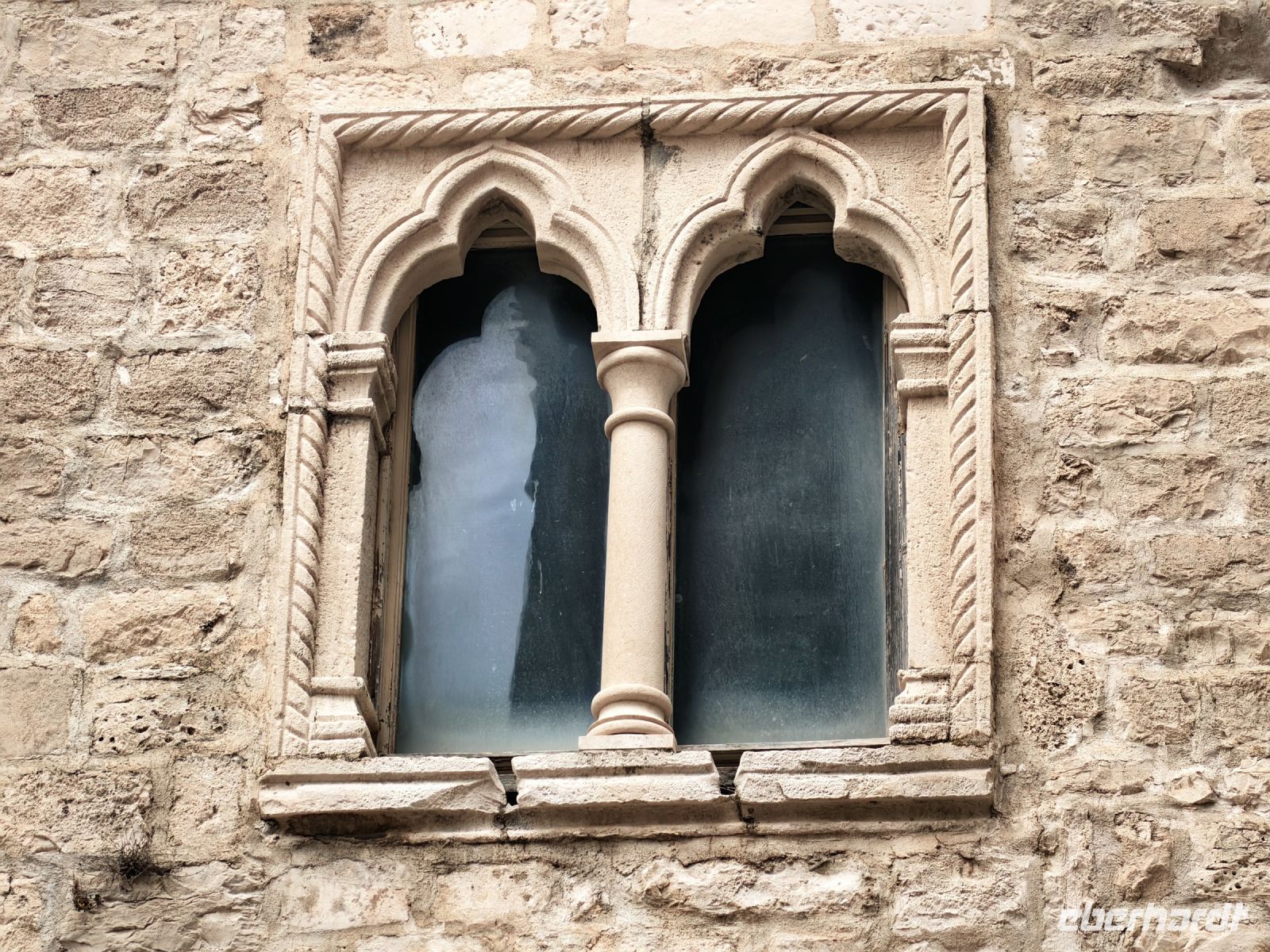 Venezianisches Element an einem Haus in Korcula