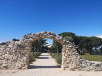 Eingang zur Gaststätte ..... Kraljevski vinogradi Petrcane