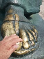 Georg von Nin - reiben an seiner großen Zehe bringt angeblich das Glück und Segen 