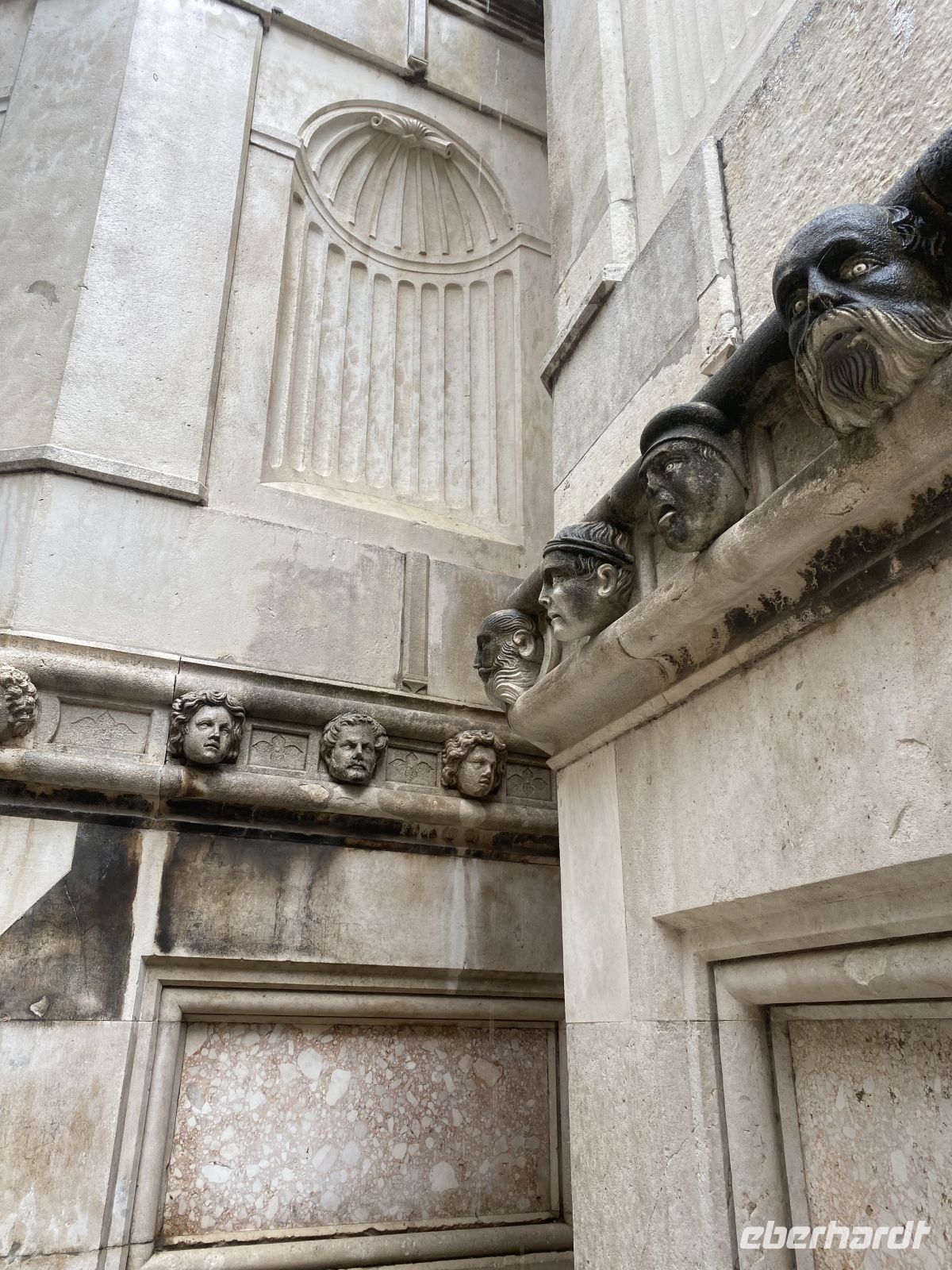 Köpfe an der Kathedrale des Heiligen Jakob