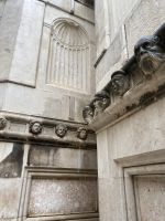 Köpfe an der Kathedrale des Heiligen Jakob