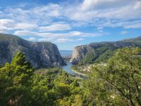 Blick auf den Cetina-Fluss und -Durchbruch bei Omis/Kroatien