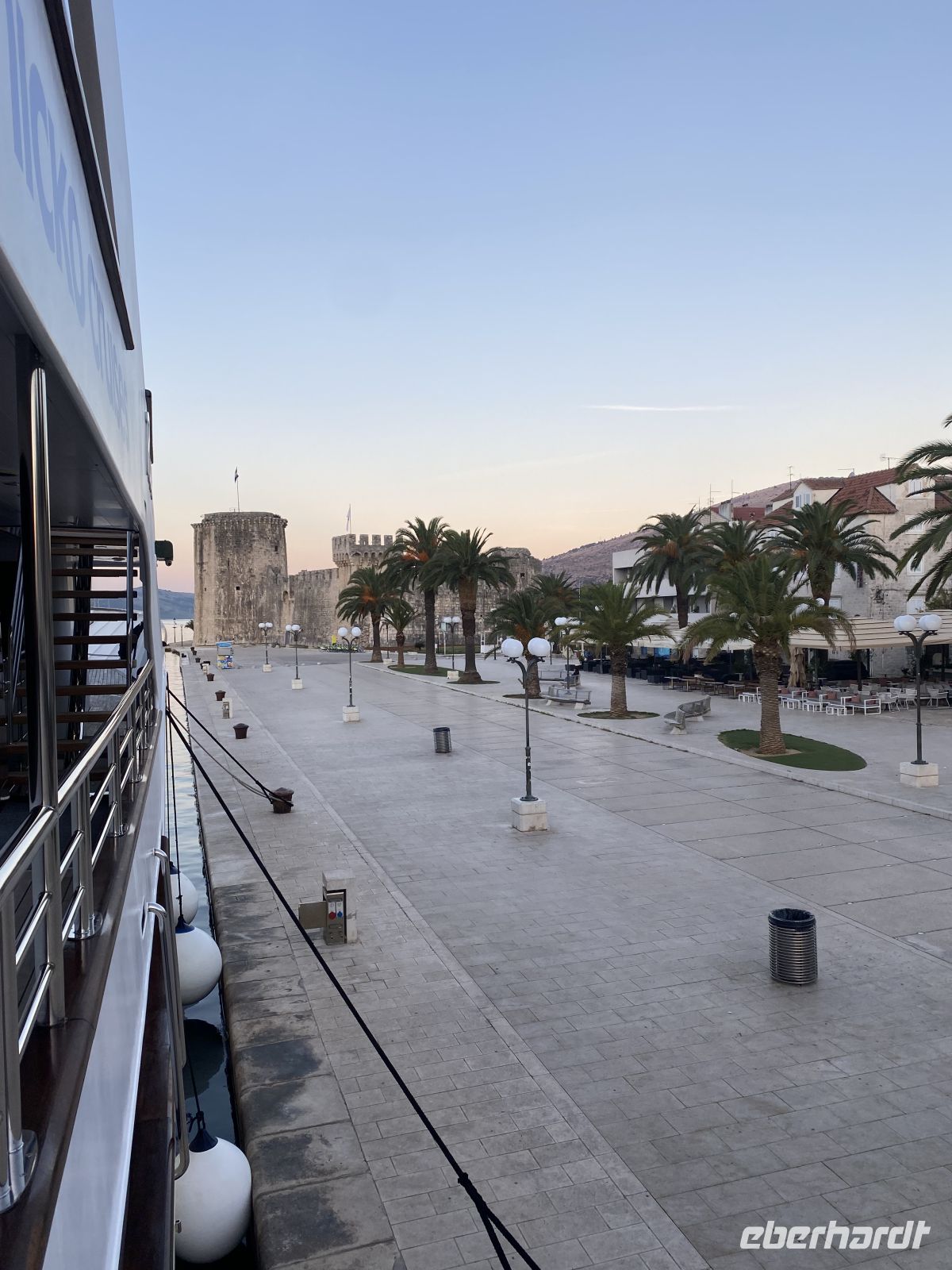 Hafenpromenade im Hintergrund Festung Kamerlengo 