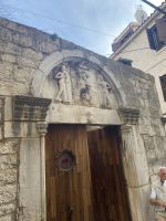 Relief in der Altstadt in Trogir