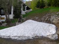 Der letzte Schnee vorm Hotel in Begovo