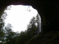 Höhle am Wasserfall