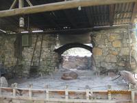 IMG_3114 Landestypisch lassen wir unser Essen in einem Erdofen zubereiten