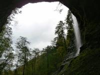Höhle am Wasserfall Zeleni Vir