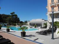 Oder sich in die Fluten des Hotelpools stürzen