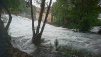 Auch hier wieder mitten durch den Wald läuft Wasser, Krka Wasserfälle