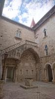 Innenhof des Rathauses von Trogir im venezianischen Stil
