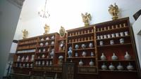 Regal in der alten Apotheke des Klosters von Dubrovnik