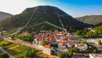 Ston auf der Halbinsel Peljesac mit der imposanten Festungsmauer aus dem Mittelalter