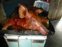 Spanferkelessen bei einer Bauernfamilie