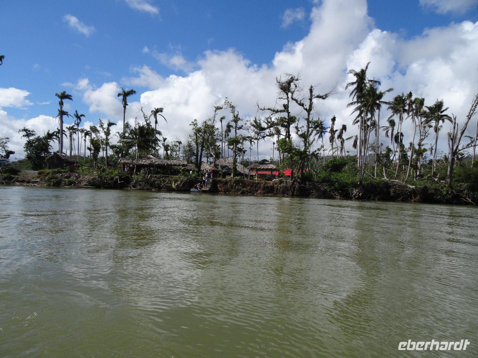 Noch sieht man am Fluss Toa die Schäden des letzten Wirbelsturms