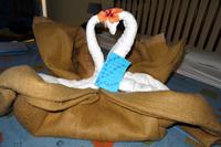 Kunstwerk aus Badetuch und Decke im Hotel