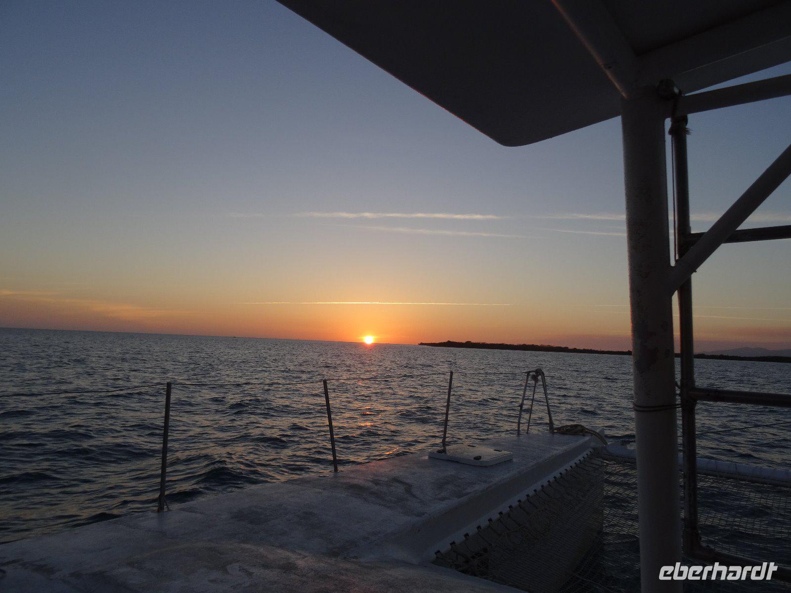 Die Sonne sinkt in der Bucht von Ancon