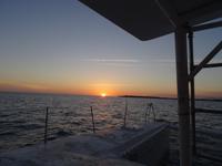 Die Sonne sinkt in der Bucht von Ancon