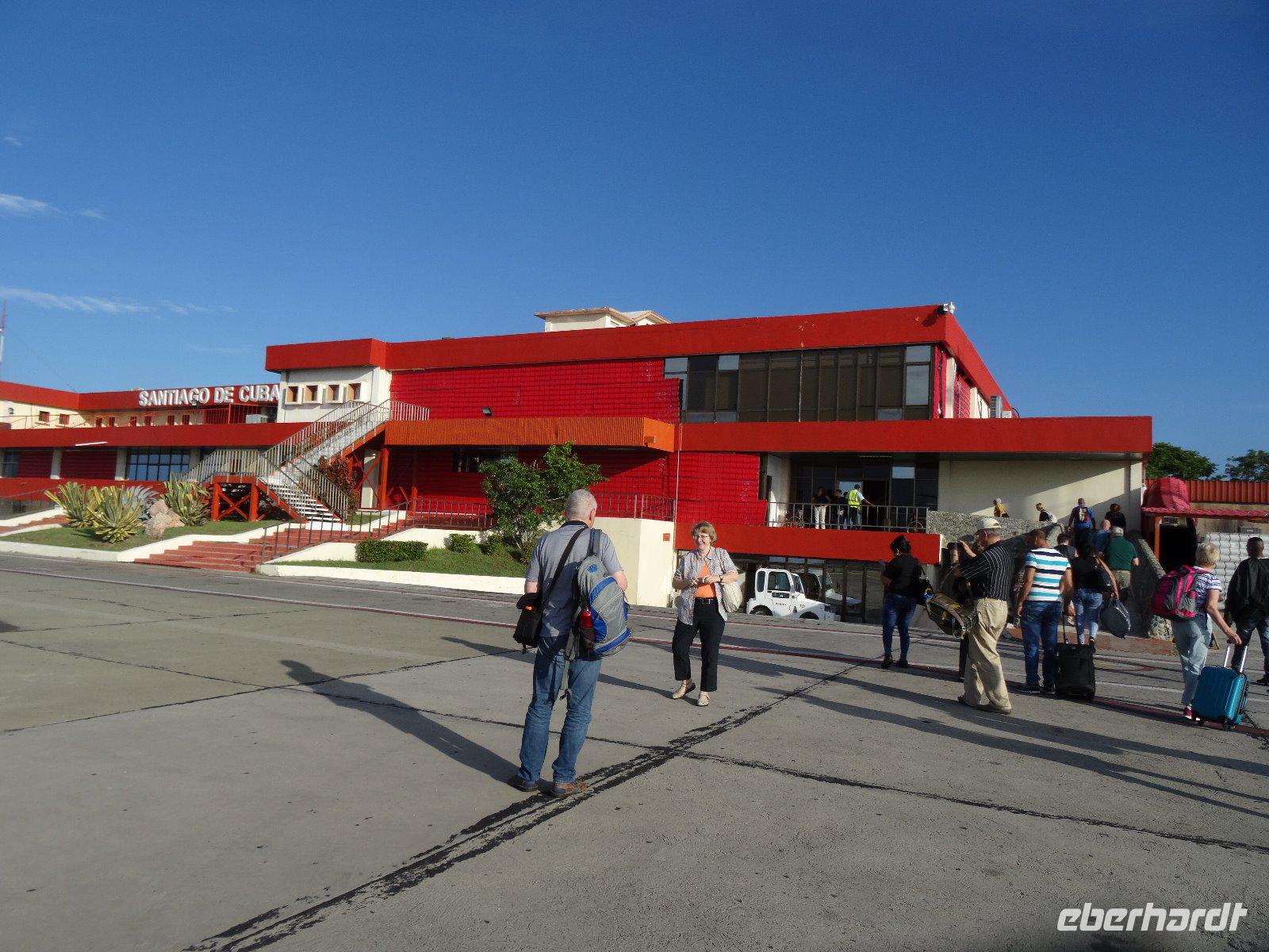 Glückliche Ankunft auf dem Flughafen von Santiago de Cuba