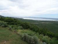 Die Bucht von Guantanamo - im Hintergrund die USA-Militärbasis