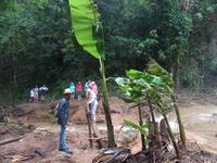 Erste Flussüberquerung im Regen
