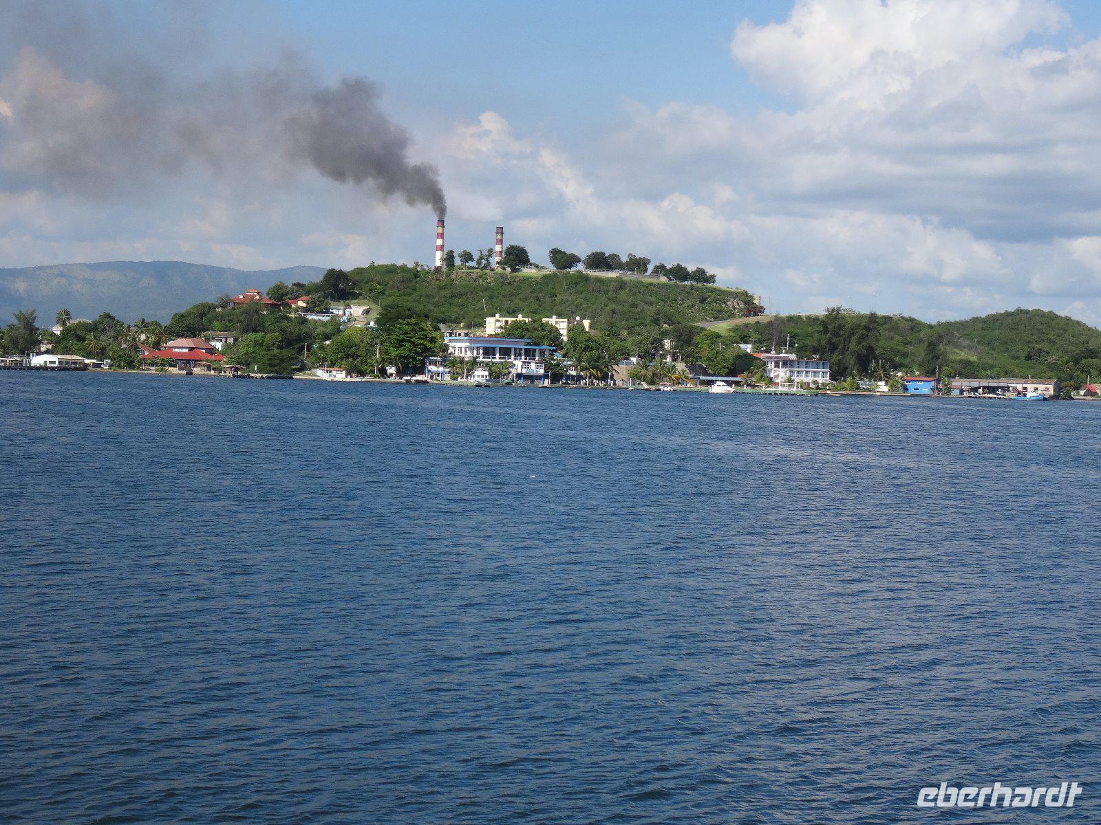 Unübersehbar - das Kraftwerk in der Bucht von Santiago de Cuba