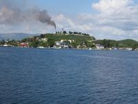 Unübersehbar - das Kraftwerk in der Bucht von Santiago de Cuba