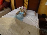 Phantasievolle Konstruktion aus Decke und Handtuch