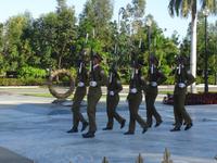 Wachablösung auf dem Friedhof