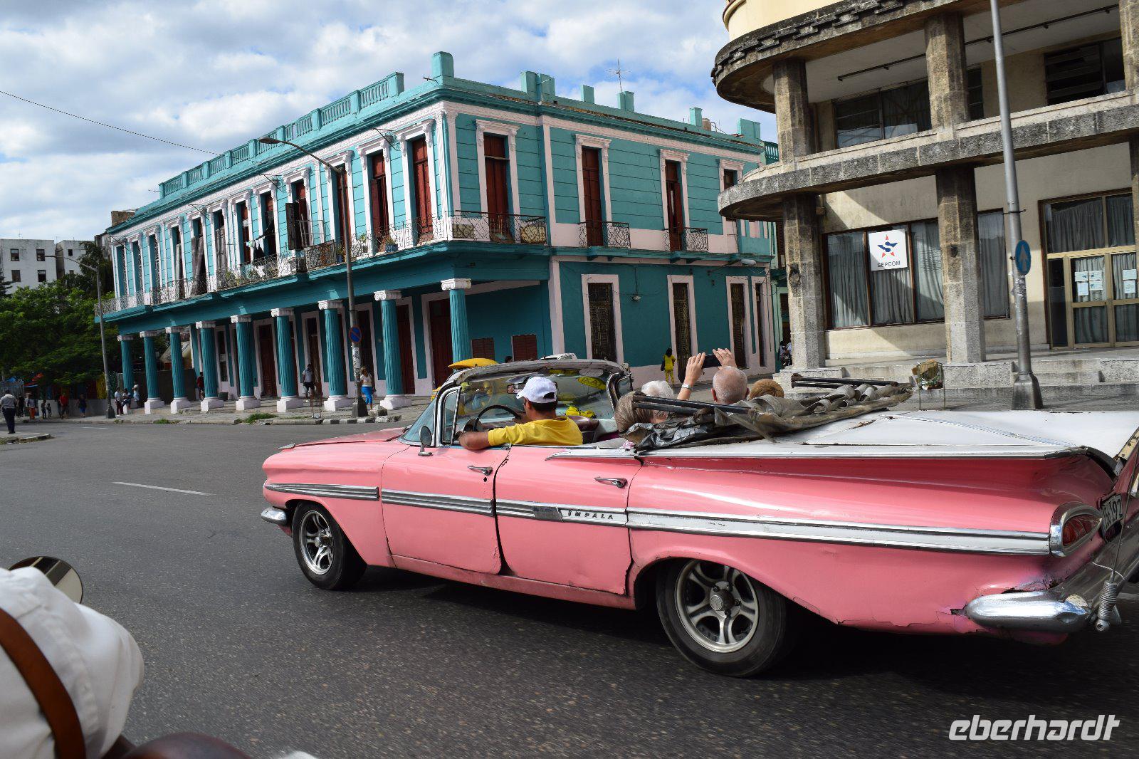 Oldtimer fahren Touristen durch Havanna