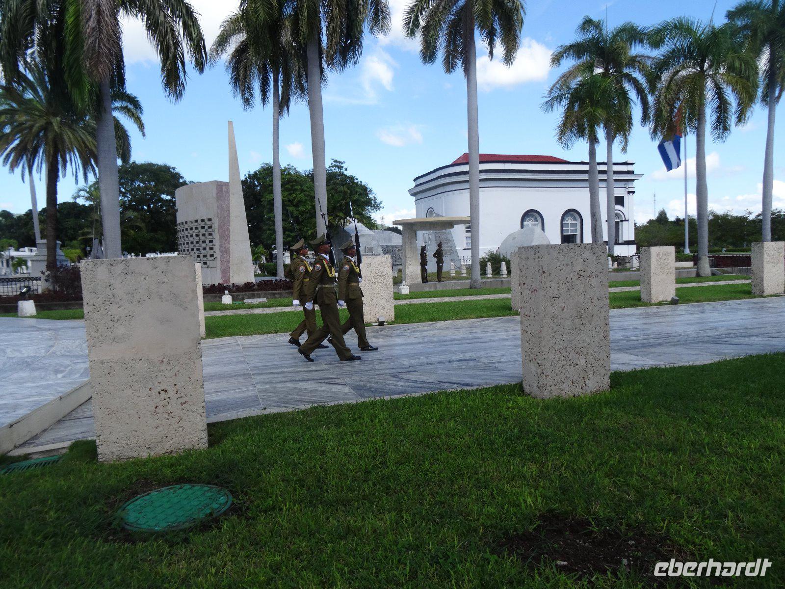 Wachablösung vor den Gräbern von José Marti und Fidel Castro